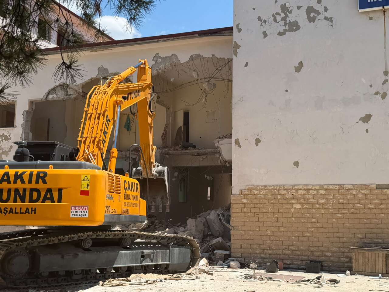200 Yataklı Yeni Menteşe Devlet Hastanesi İçin İlk Adım Atıldı: Kullanılmayan Eski Hastane Binalarında Yıkım Başladı 4